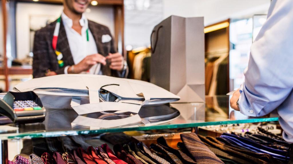 Homens em loja de vestuário