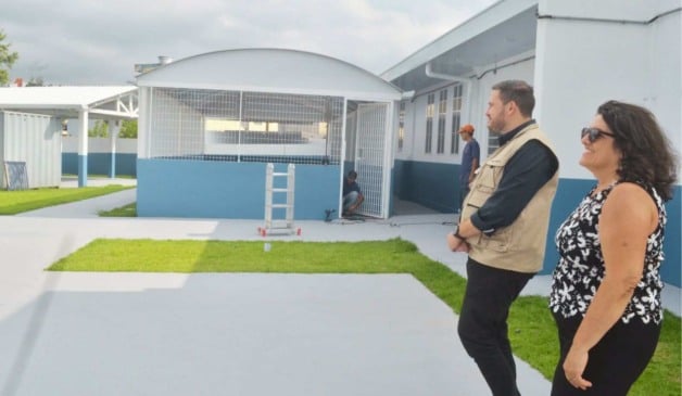 Prefeito em exercício João Paulo e gestora de Educação Magali visitam a nova Escola do Futuro em Várzea Paulista.