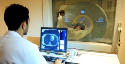 profissional em consultório realizando exame de paciente