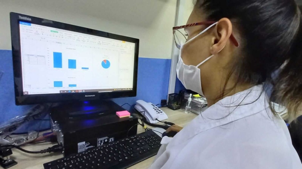 Mulher na frente de uma computador no HSV em Jundiaí Mulher na frente de uma computador no HSV em Jundiaí