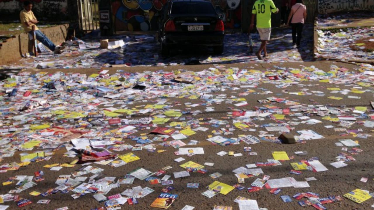 Santinhos eleitorais jogados no chão