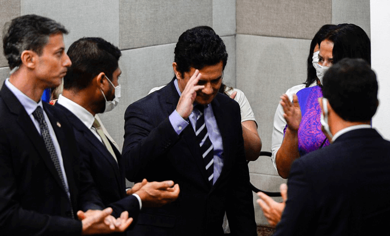 Moro presta continência na saída da coletiva