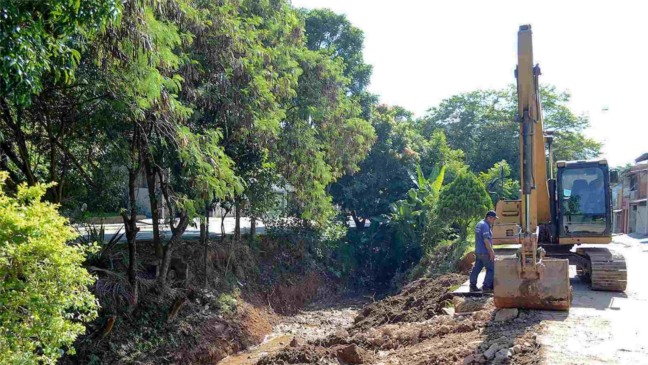 Obras em córrego