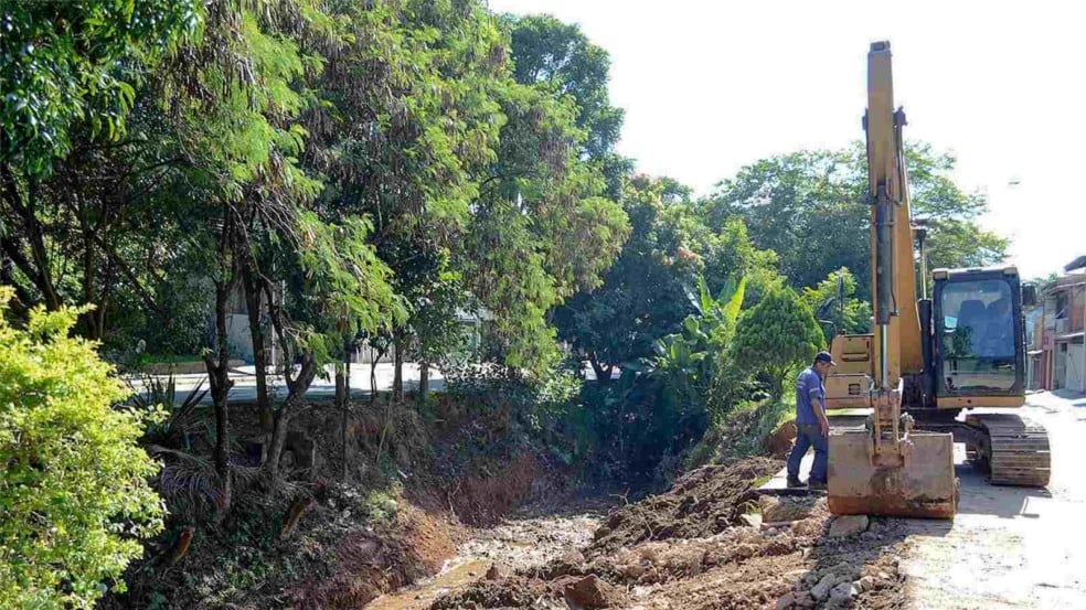 Obras em córrego Obras em córrego