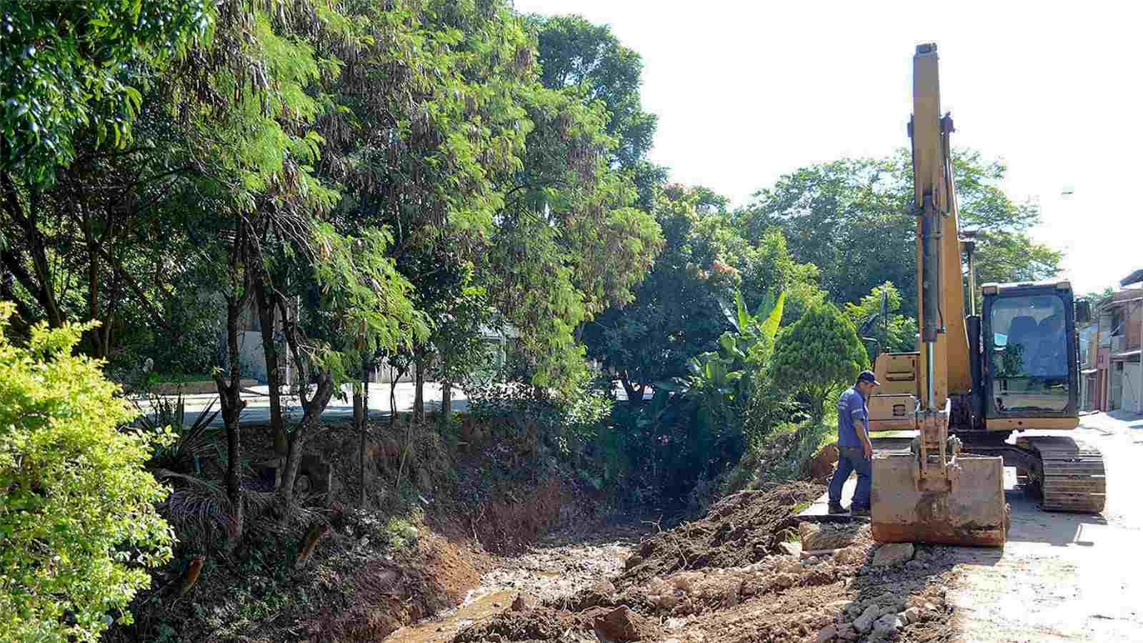 Obras em córrego
