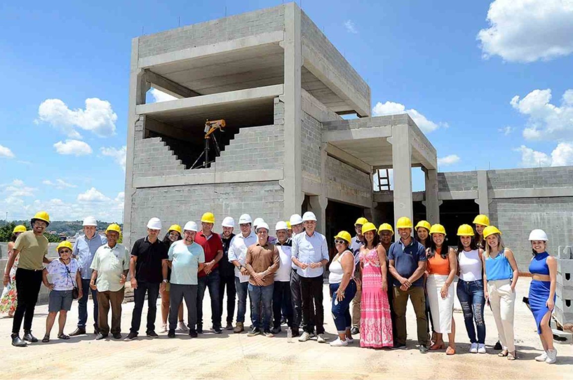 Vereadores e convidados acompanham andamento da obra do Hospital de Várzea Paulista