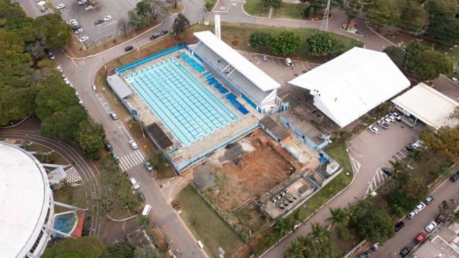 Obra da piscina do bolão.