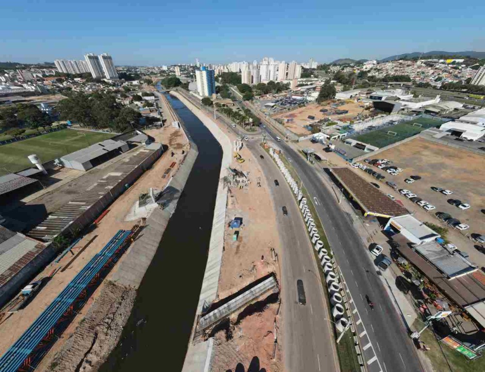 Vista aérea das obras de prolongamento da avenida Antônio Frederico Ozanan em Jundiaí, mostrando a margem do rio e infraestrutura urbana. Vista aérea das obras de prolongamento da avenida Antônio Frederico Ozanan em Jundiaí, mostrando a margem do rio e infraestrutura urbana.