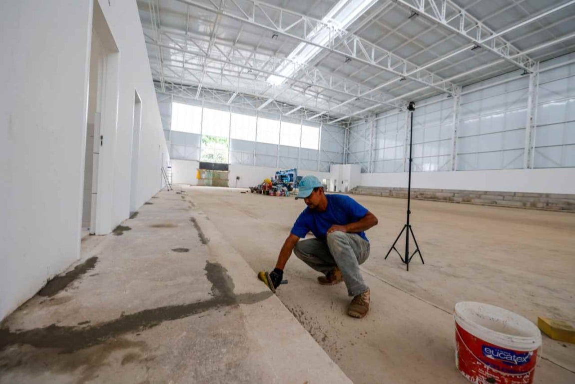 Trabalhador finaliza detalhes no Centro de Excelência do Basquete Ovídeo Bueno, em Jundiaí, com estruturas modernas e espaço amplo.
