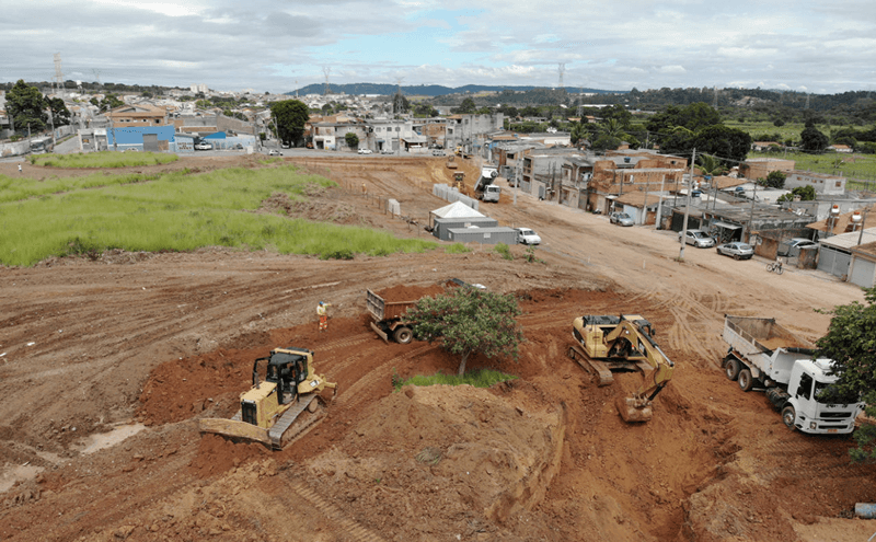 Máquinas fazem trabalho em terreno do Novo Horizonte Máquinas fazem trabalho em terreno do Novo Horizonte