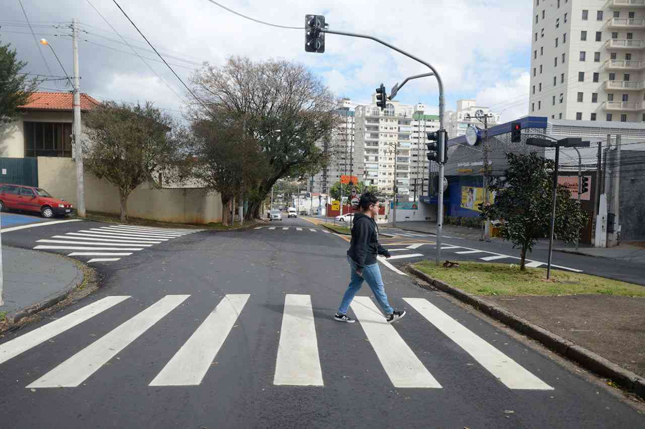 Julya tem utilizado bastante a nova faixa de pedestres da rua Barão de Teffé