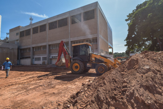 Área externa da EMEB Candelário, em Jundiaí, segue em reforma