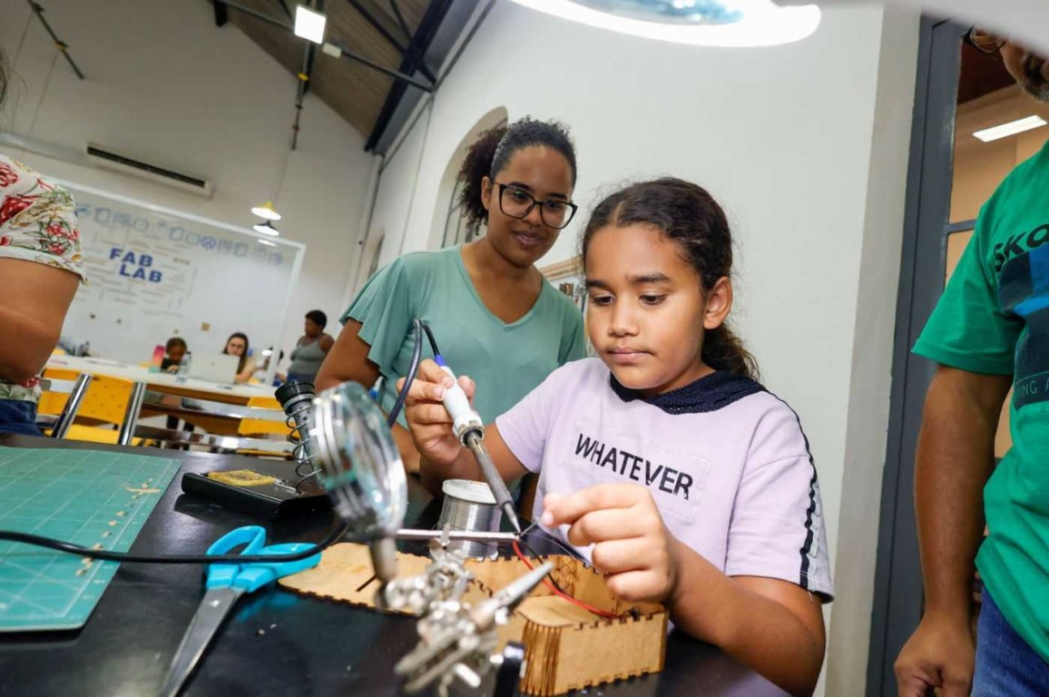 Oficina no Fab Lab estimula protagonismo feminino no contato com a tecnologia Oficina no Fab Lab estimula protagonismo feminino no contato com a tecnologia