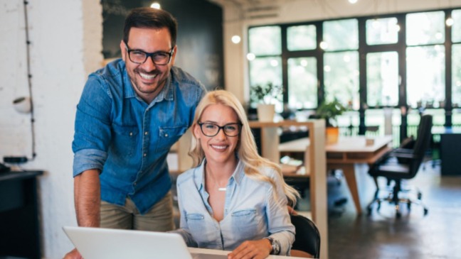 Casal em frente ao computador.