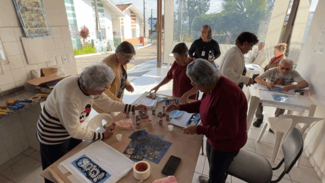 Oficina de pintura para idosos.