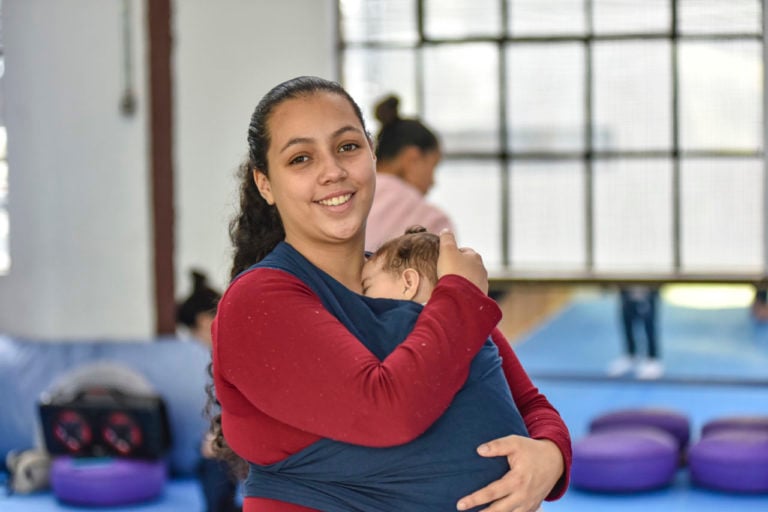 oficina_de_sling_fabrica_japy-Iara-e-bebe-Yasmim