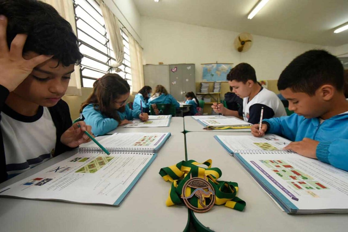 Alunos medalhistas empenhados nas atividades de matemática