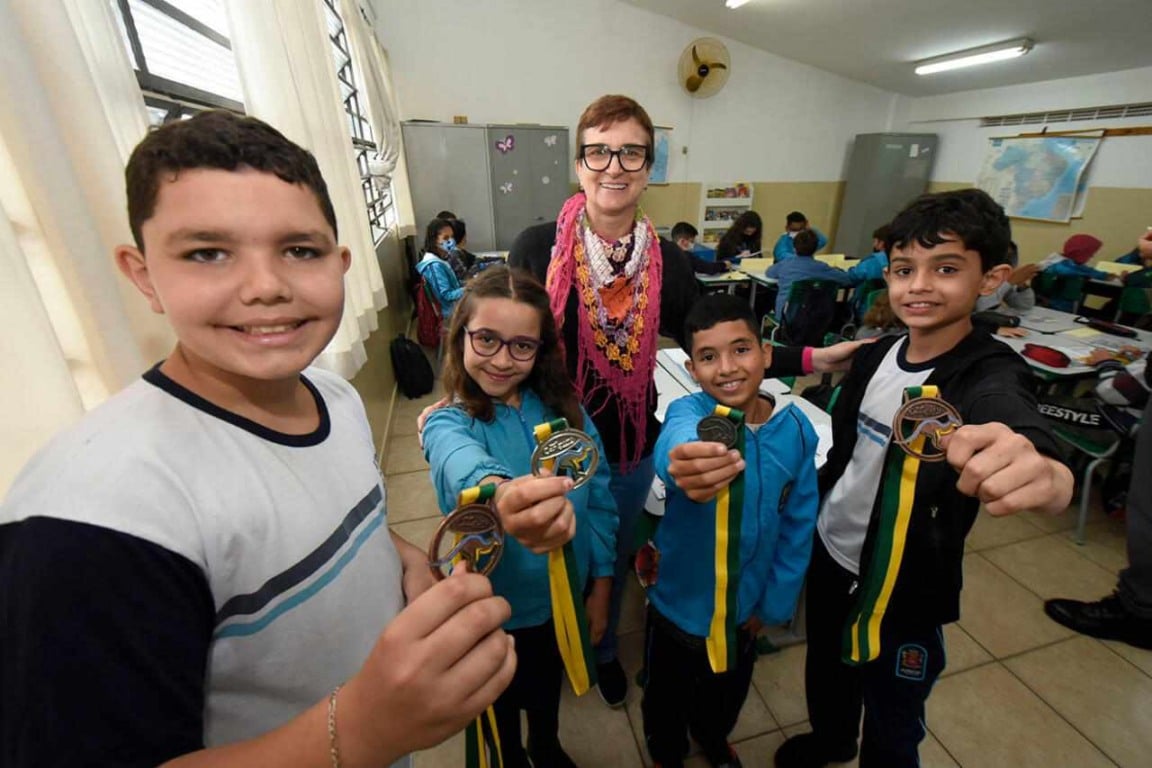 Os alunos Nicolas, Daiane, Arthur e Rafael e a professora Cristiane de matemática.