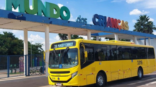 Ônibus da Prefeitura parado em frente ao Mundo das Crianças