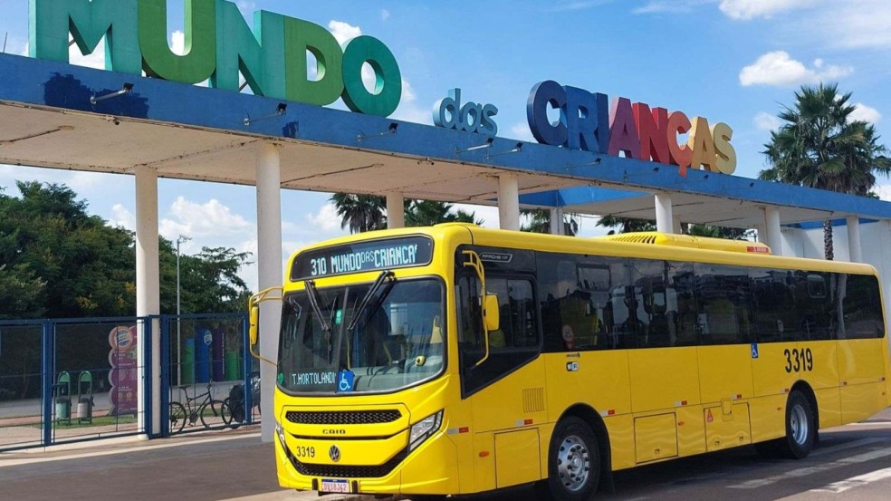 Ônibus da Prefeitura parado em frente ao Mundo das Crianças