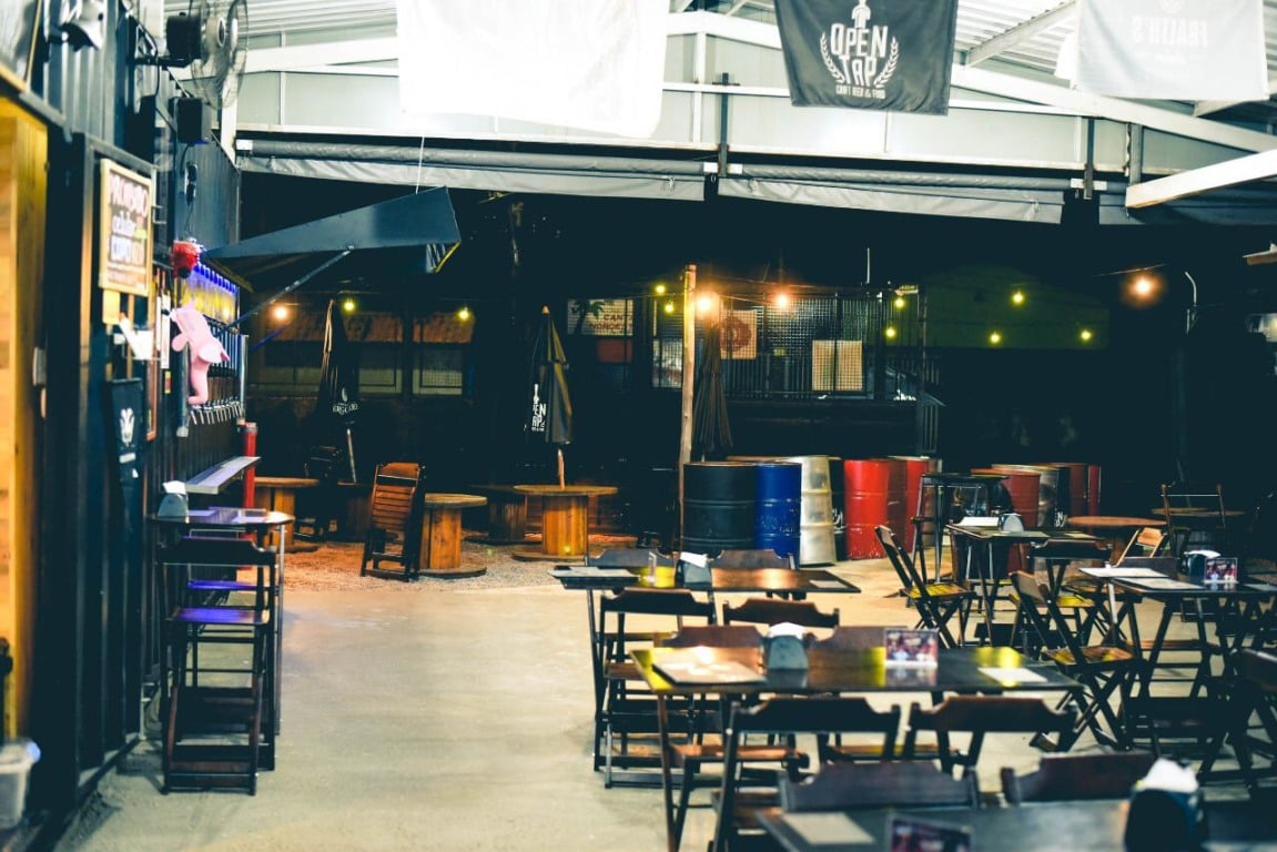 Mesas e cadeiras no espaço onde fica a choperia Open Tap, em Jundiaí