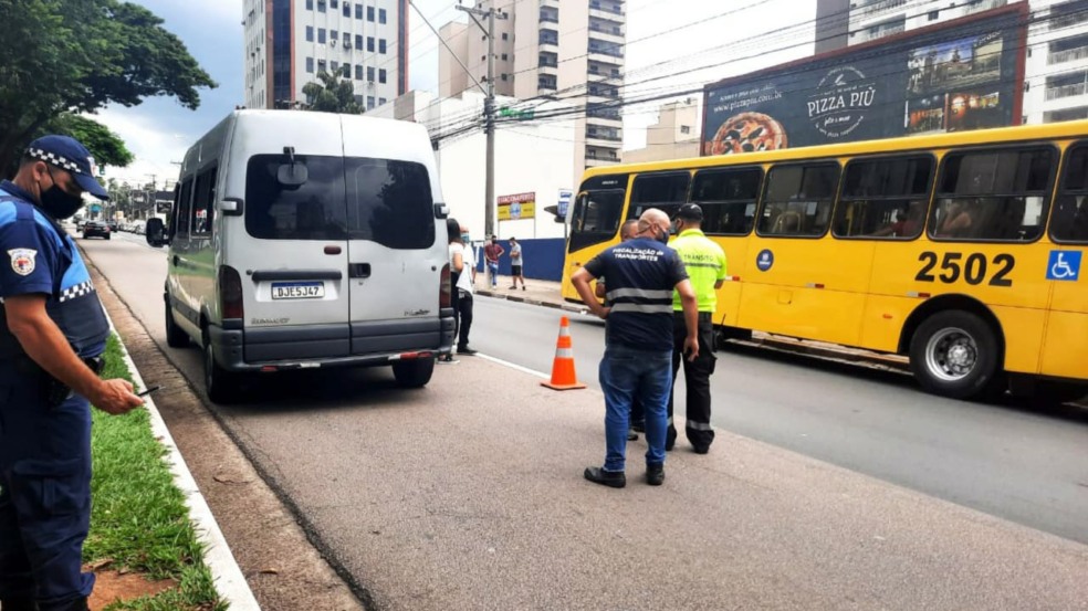 Equipe faz fiscalização de transporte clandestino em Jundiaí Equipe faz fiscalização de transporte clandestino em Jundiaí