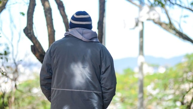 Pessoa agasalhada para enfrentar o frio em Jundiaí.