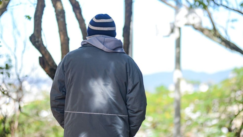 Pessoa agasalhada para enfrentar o frio em Jundiaí.