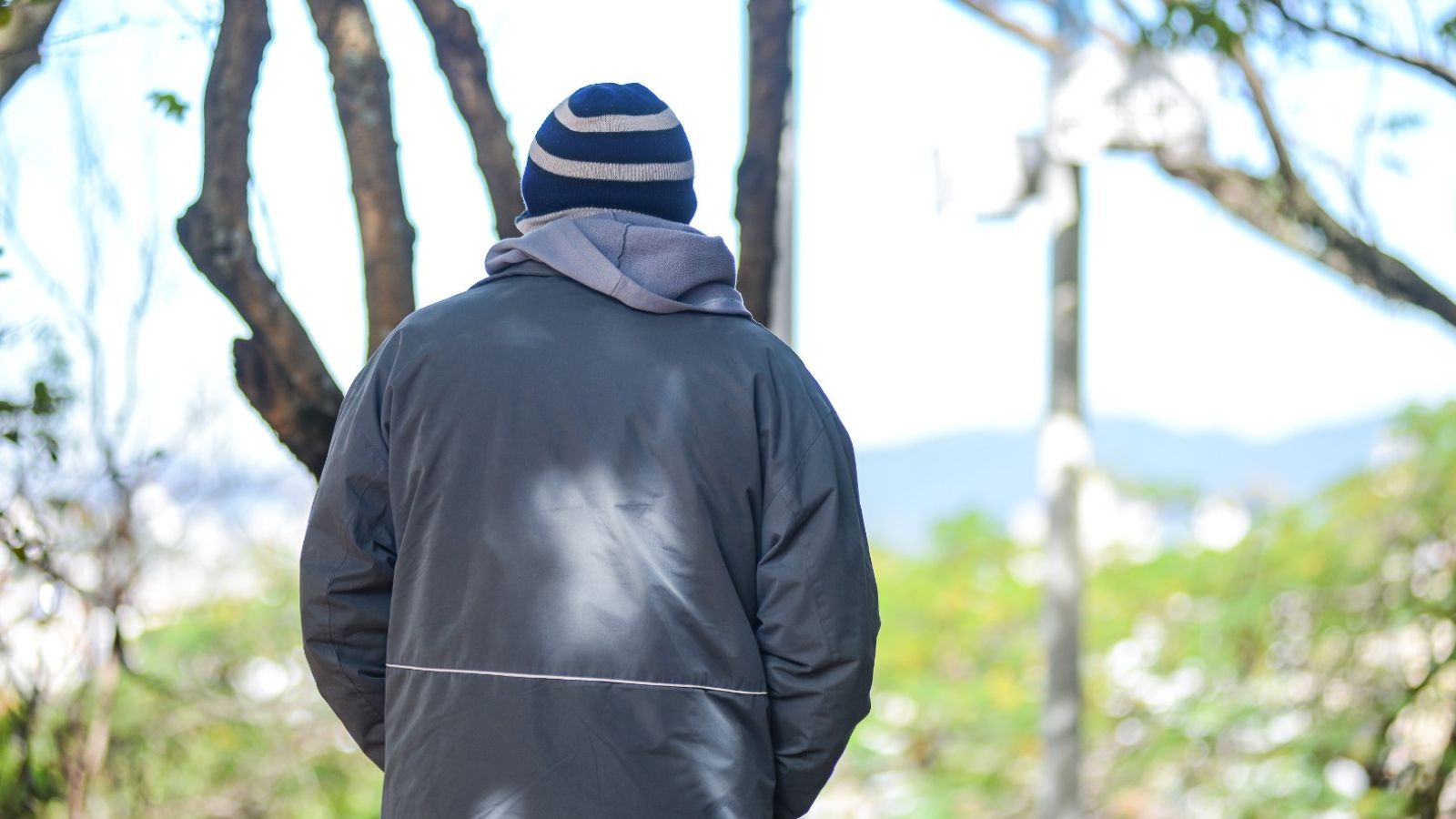 Pessoa agasalhada para enfrentar o frio em Jundiaí.