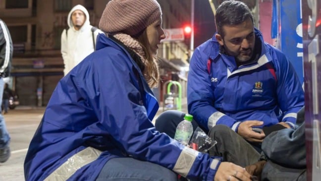 Prefeito de Jundiaí prestando assistência a morador de rua.