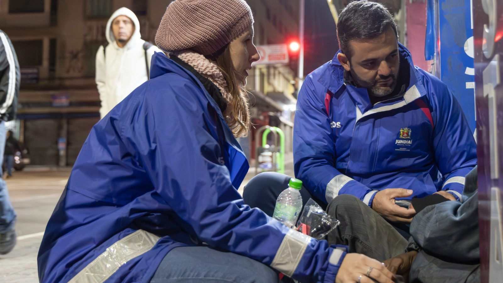 Prefeito de Jundiaí prestando assistência a morador de rua.