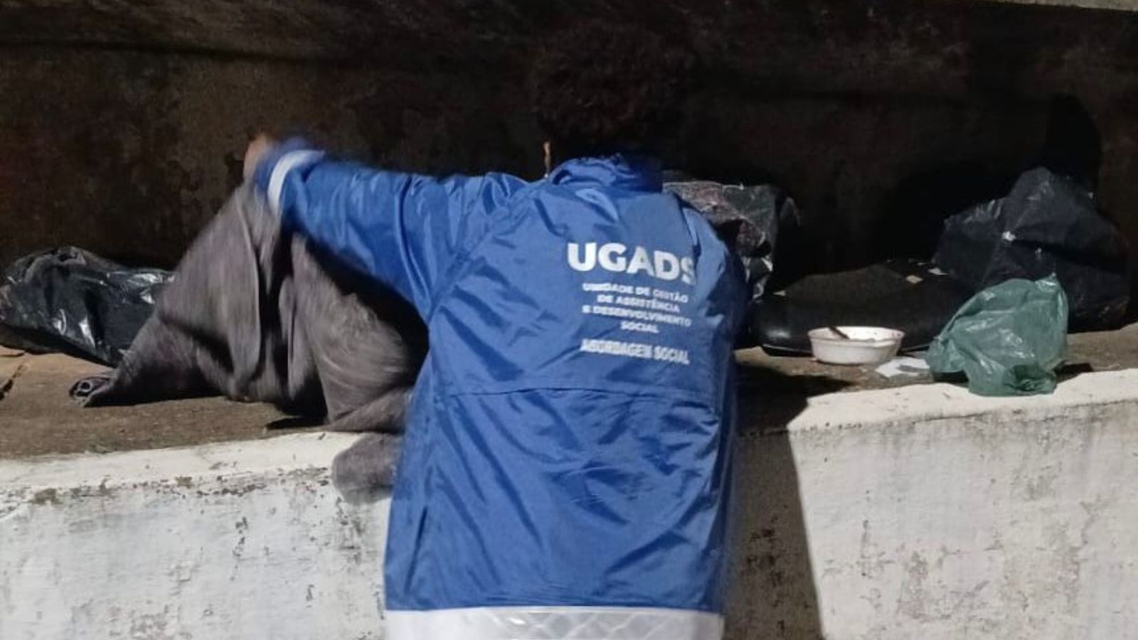 Equipe acolhendo moradores de rua.