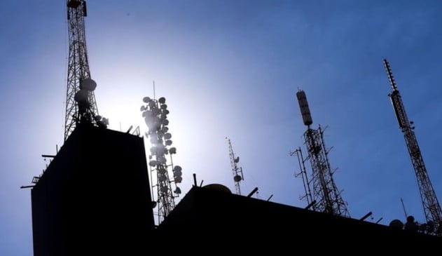 Foto de antenas de linhas telefônicas