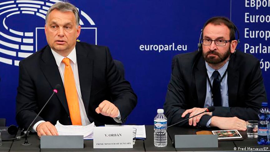 O premiê Viktor Orbán ao lado de József Szájer. (Foto: Divulgação)