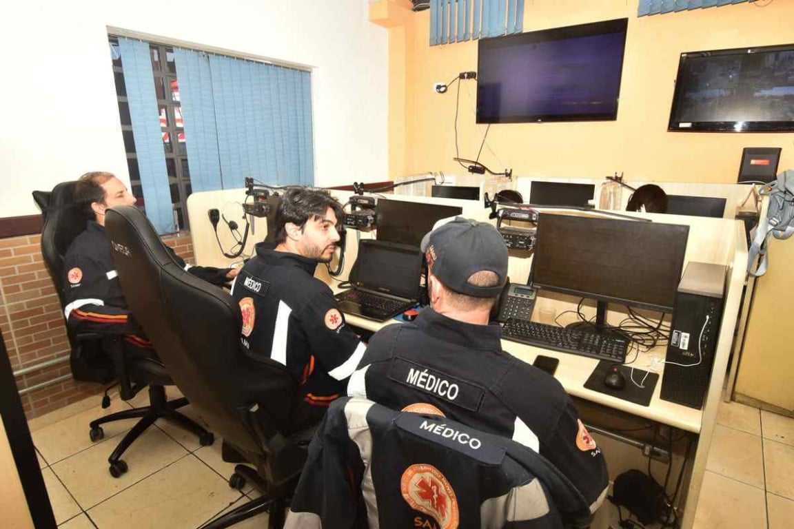 Médicos reguladores na central de atendimento do SAMU em Jundiaí