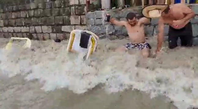 Ressaca arrasta cadeiras, mesas e derruba turistas 