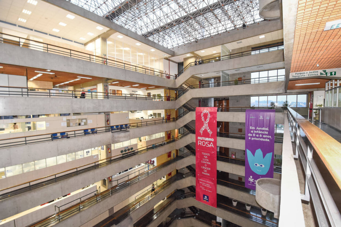 faixa de divulgação do outubro rosa em jundiaí