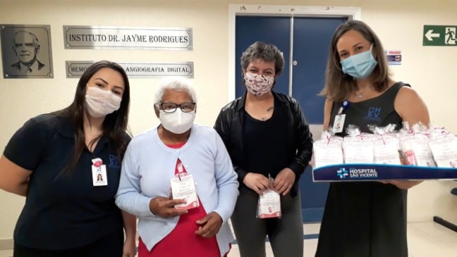 Equipe e paciente do Hospital São Vicente