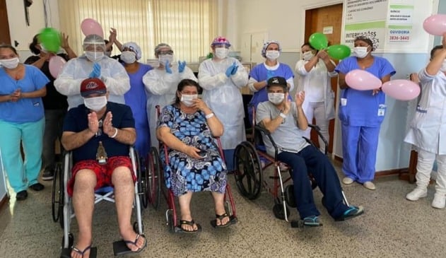 Foto de pacientes deixando hospital