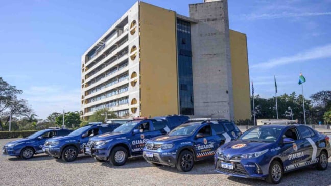 Viaturas em frente ao Paço Municipal de Jundiaí.