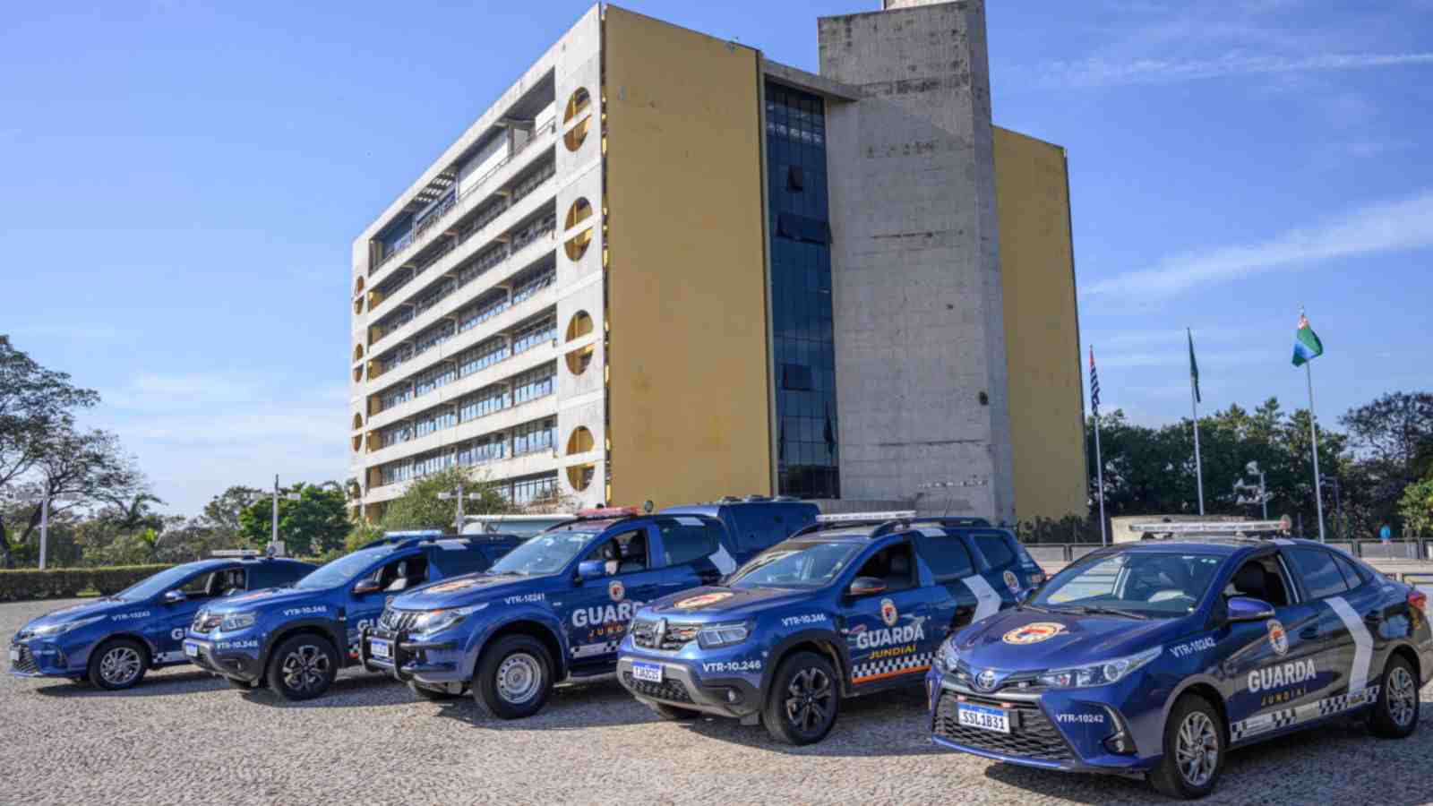 Viaturas em frente ao Paço Municipal de Jundiaí.