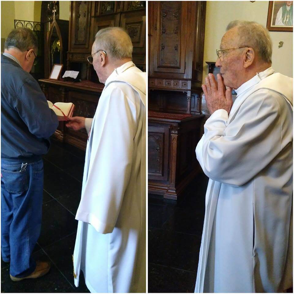 Na sacristia, os padres e diáconos se reunem minutos antes da missa começar (Foto: Tribuna de Jundiaí)