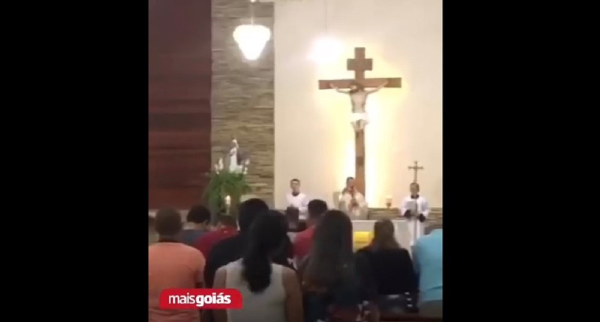 padre-bolsonarista-abandona-missa