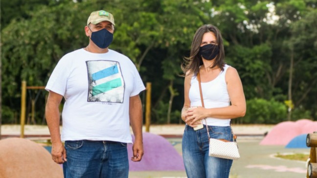 Nelson da Silva e Vivian Flores acompanharam atividades escolares no Mundo das Crianças - Foto: Prefeitura de Jundiaí