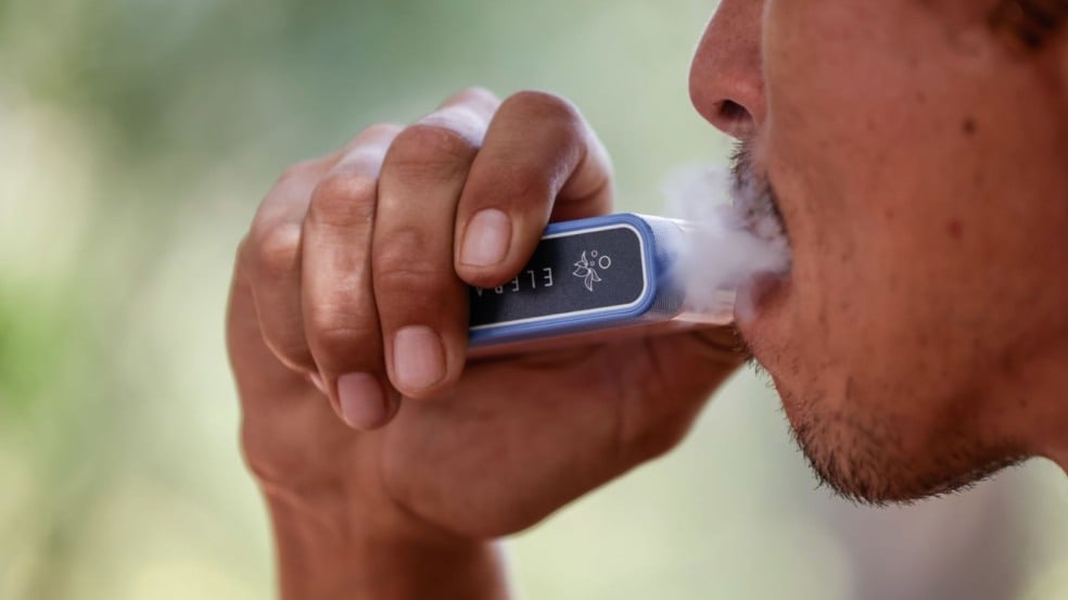 Homem fumando cigarro eletrônico.