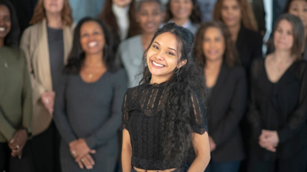 Mulheres posando para foto.