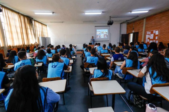 Alunos jovens assistindo palestra sobre tabagismo no PAIT Jundiaí