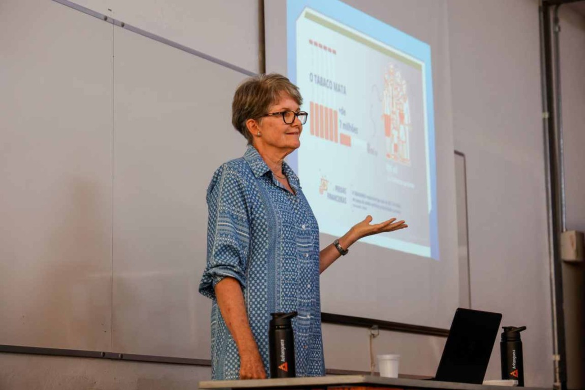 Dr. Carla fazendo palestra sobre tabagismo pelo PAIT Jundiaí