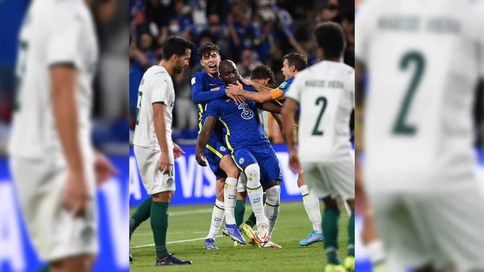 Jogadores do Chelsea comemorando o primeiro gol feito no jogo contra o palmeiras.
