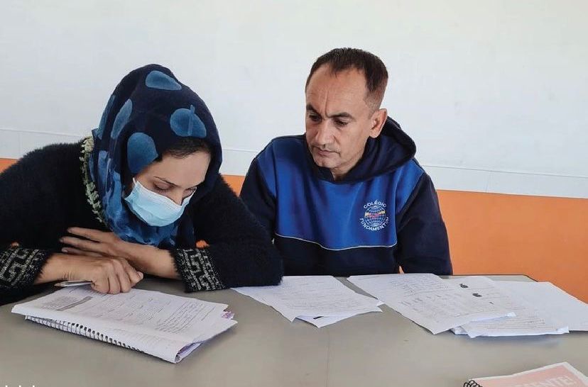 Ensinando portugues aos afegãos